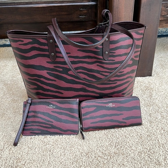 COACH tiger stripe reversible tote with pouch, wallet and wristlet set - Picture 4 of 15